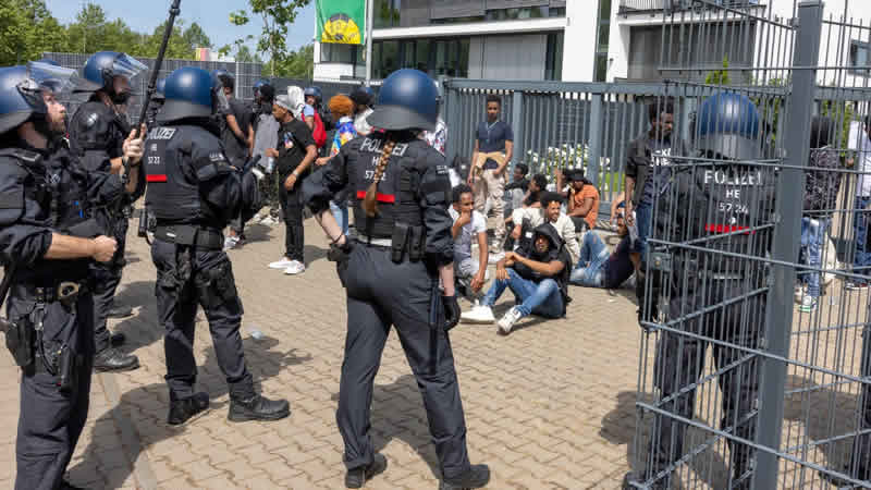 德国警方逮捕了60人