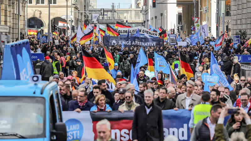 柏林人在AfD组织的示威活动中抗议生活成本上升
