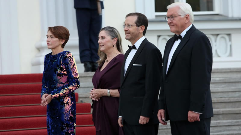 德国联邦总统施泰因迈尔在会见到访的以色列总统赫尔佐格
