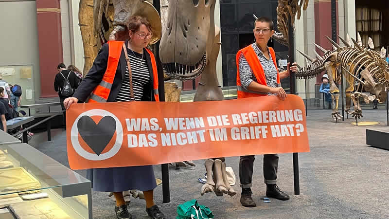 德国两名环保人士抗议