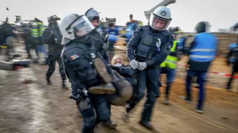 德国警察驱离示威者