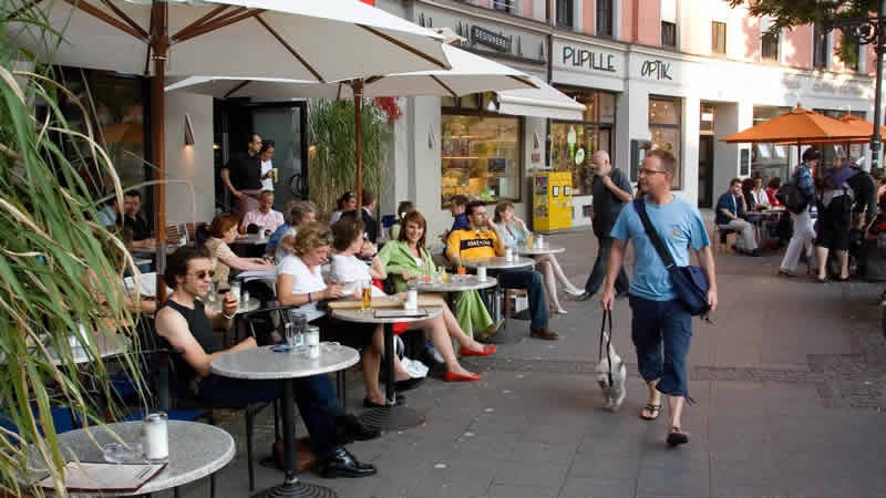 德国慕尼黑街头喝咖啡