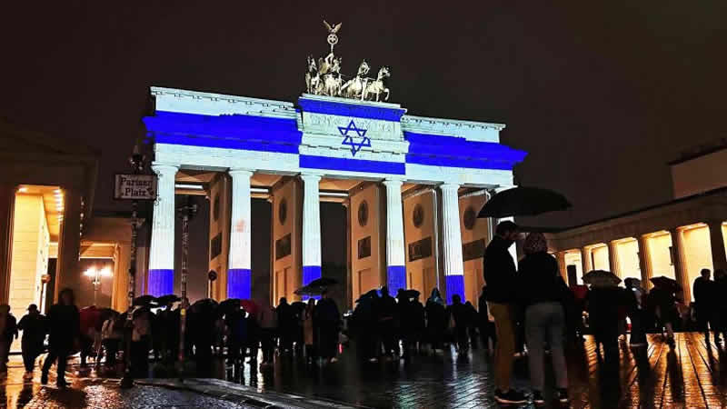 勃兰登堡门被以色列的色彩点亮