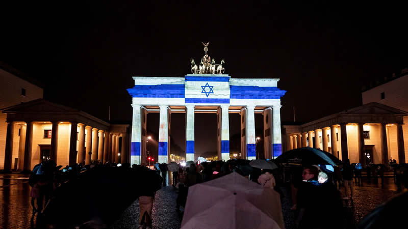 柏林勃兰登堡门灯光打出以色列国旗