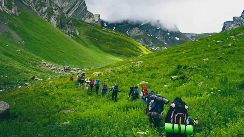 远足团队登山