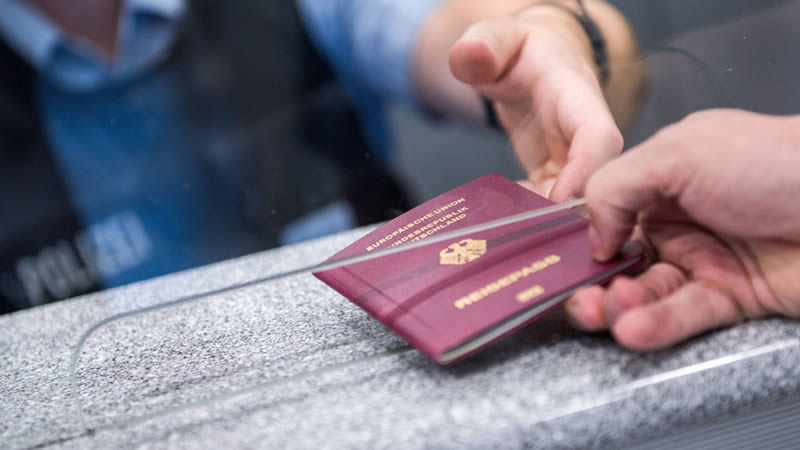 德国移民局检查护照