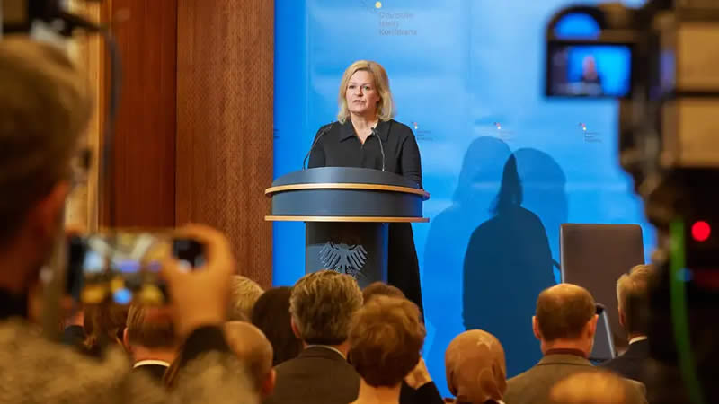 内政部长南希-费瑟（Nancy Faeser）在德国伊斯兰会议