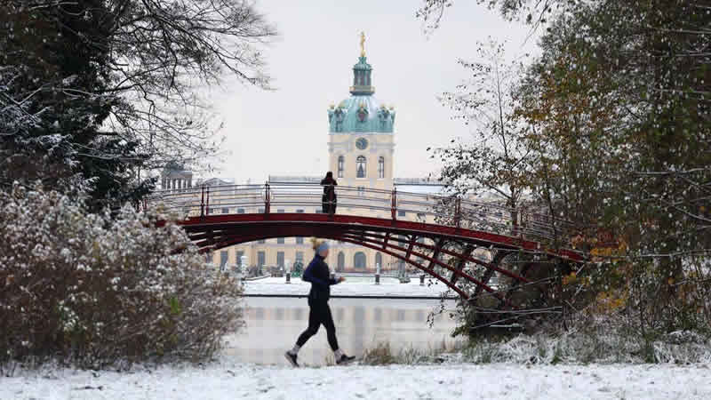 德国人在寒冷的冬天里跑步
