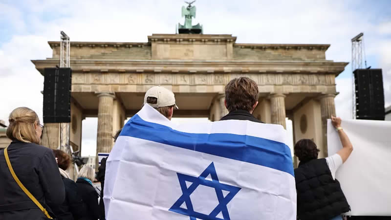 德国人披以色列国旗在勃兰登堡门前