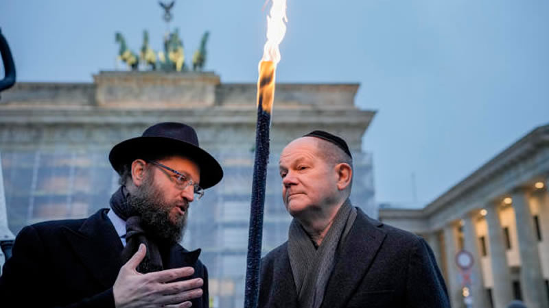 德国总理奥拉夫·朔尔茨参加了柏林勃兰登堡门的光明节点灯仪式