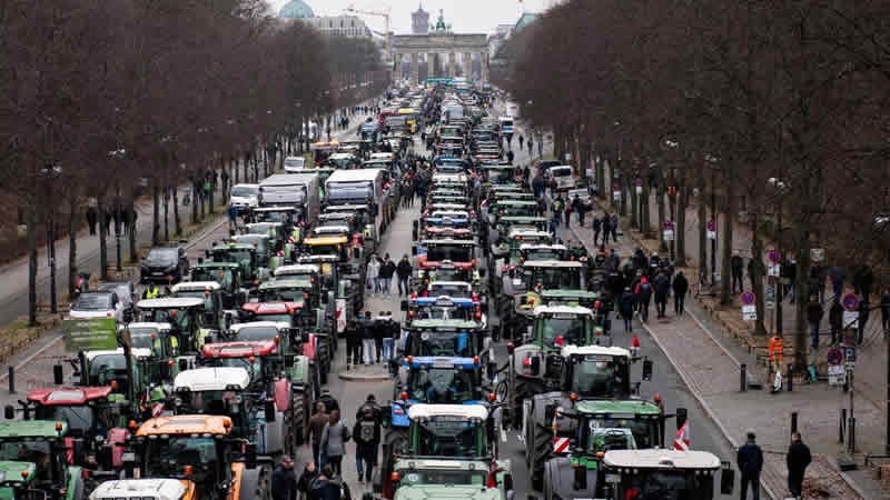 来自德国各地的农民驾驶拖拉机涌入柏林中心进行抗议