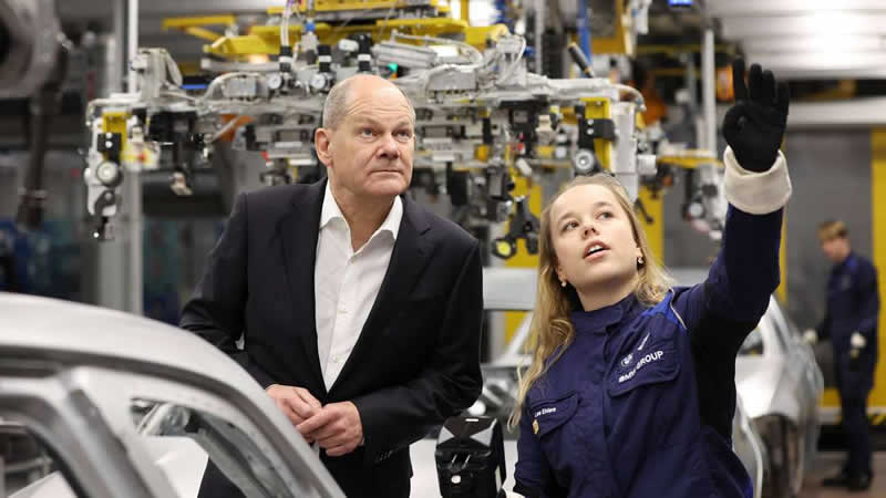 德国总理参观汽车生产