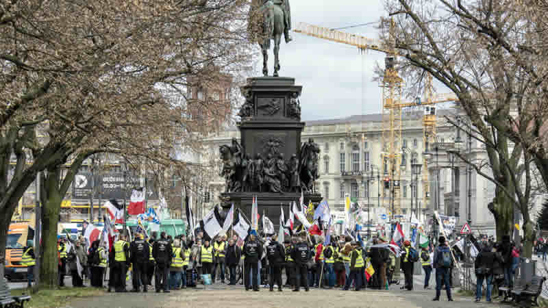 德国极右在城市中心示威