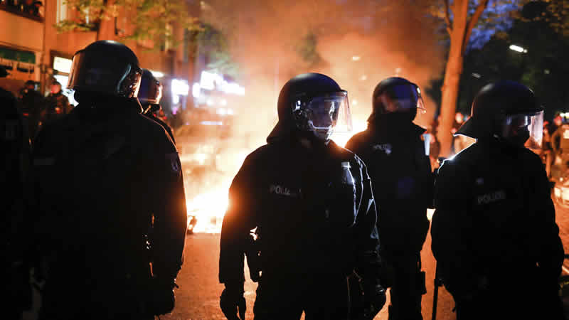 德国柏林警方跨年夜逮捕近400人