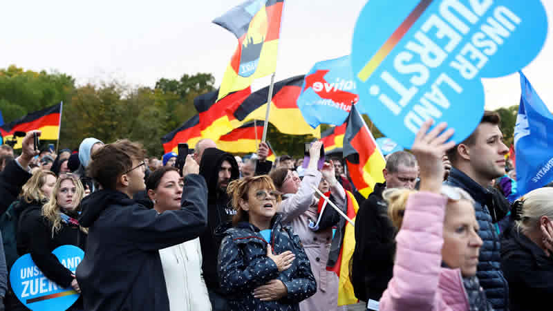 德国年轻人参加示威游行