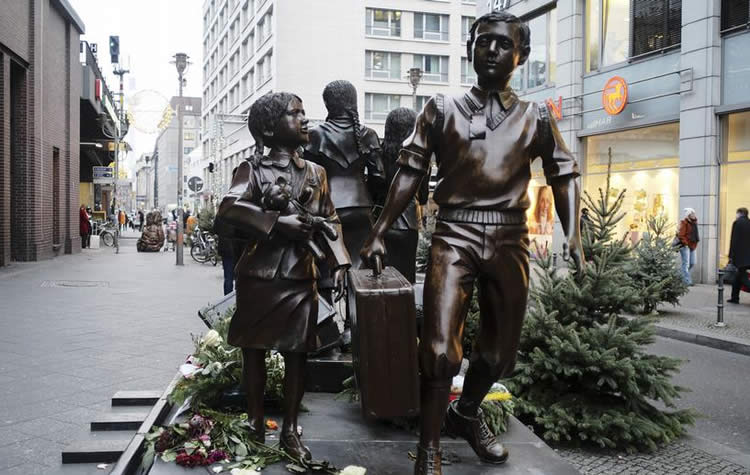 流亡犹太儿童雕像