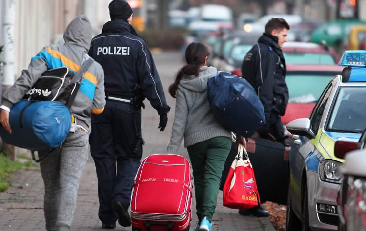 德国警察遣返难民