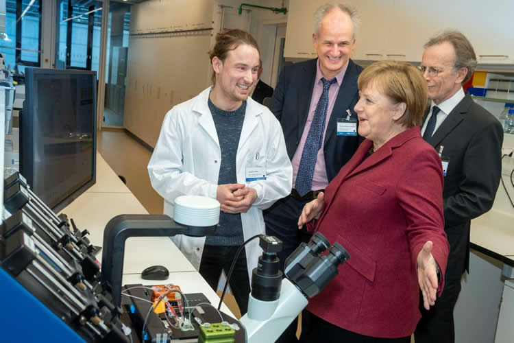 德国总理默克尔与科研博士