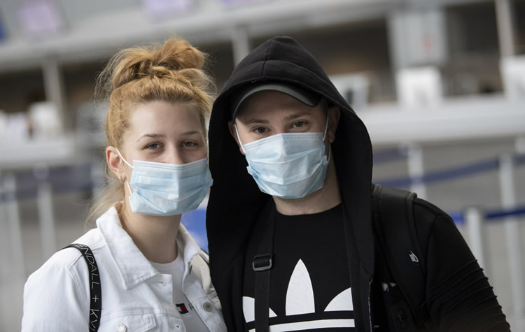 德国年轻人戴口罩抗新冠病毒