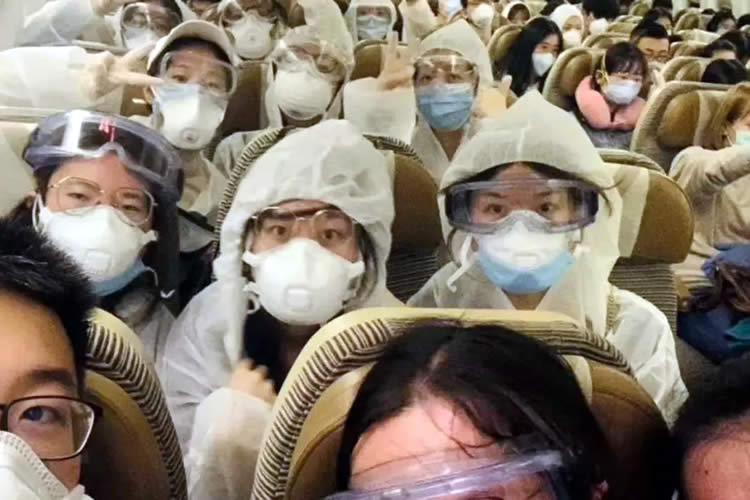 中国留学生回国坐飞机戴口罩