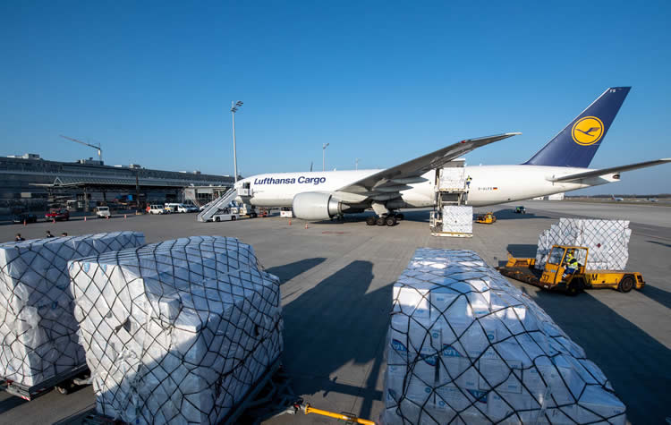 满载八百万医用口罩的汉莎货机从上海飞抵慕尼黑机场