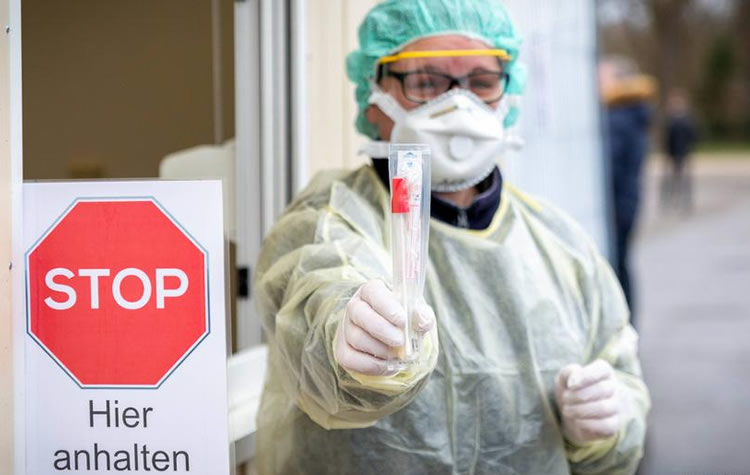 德国医生检测新冠病毒