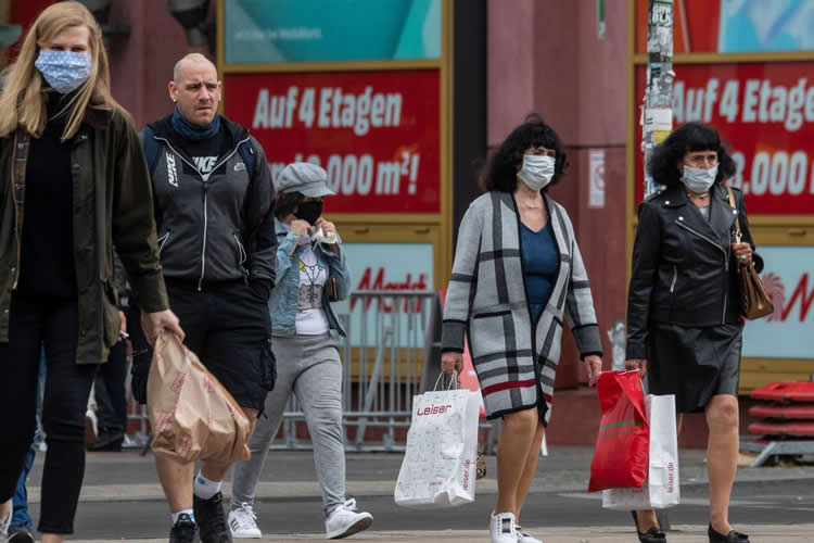德国人戴口罩上街购物