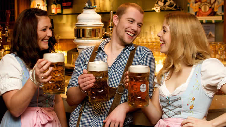 德国人酒吧狂饮啤酒