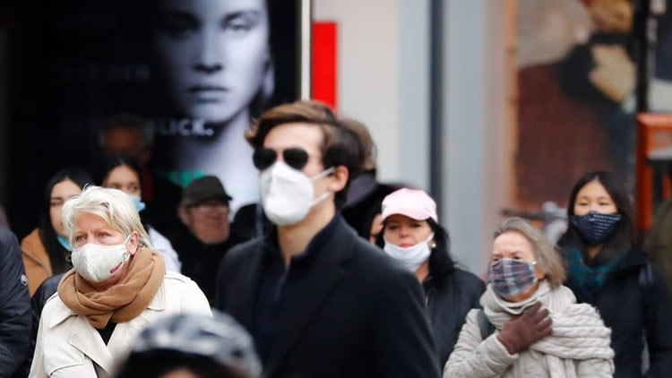 德国首都柏林街头戴口罩的民众