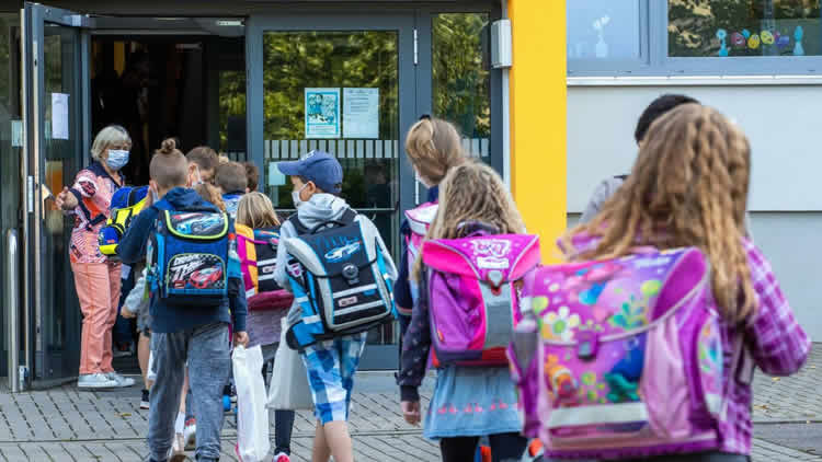 德国小学生排队进学校